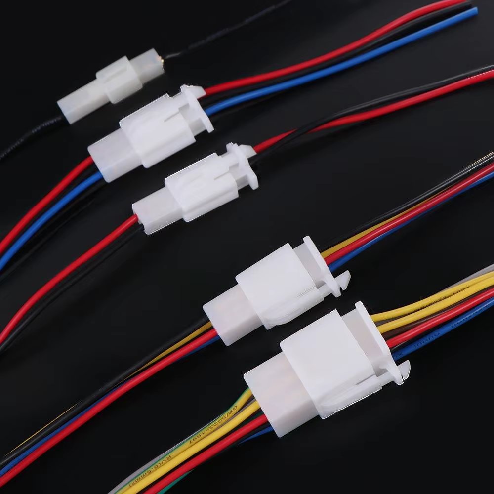 Conector eléctrico de carro con corrosión verde y blanca en pines indicando contacto previo con agua