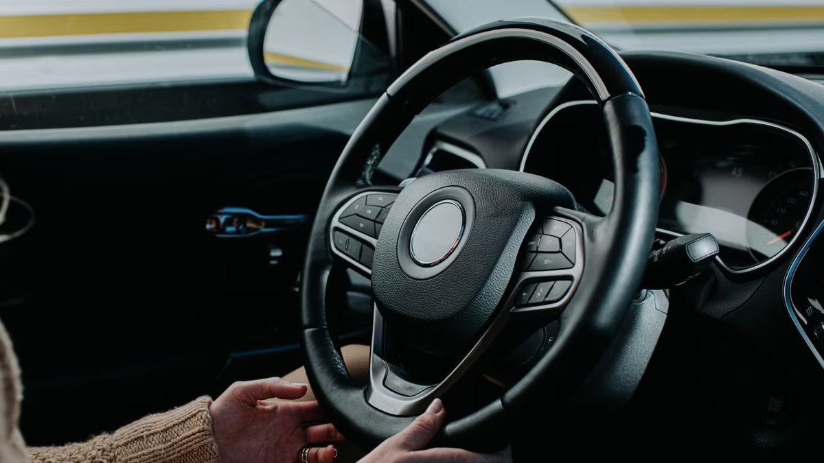 Prueba en ruta de la dirección: el volante debe regresar al centro y no vibrar en un carro usado