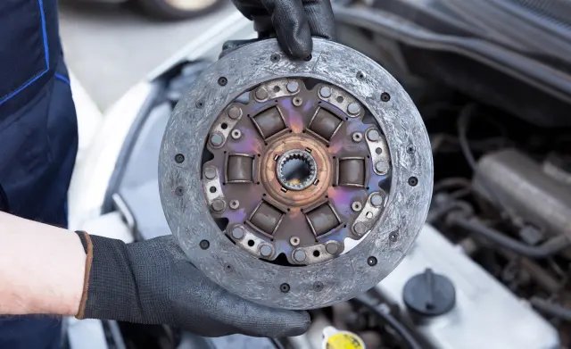 Prueba del punto de agarre del embrague de un carro usado durante la revisión