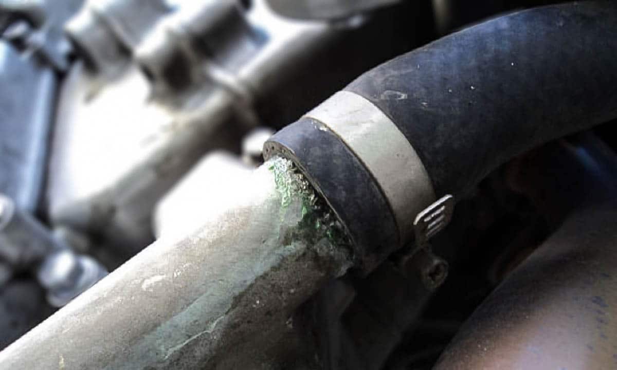 Revisión del radiador y búsqueda de fugas de refrigerante en un carro usado durante el peritaje
