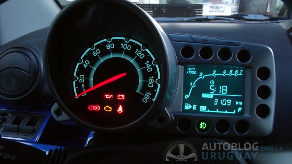 Tablero de un Chevrolet Spark GT usado mostrando odómetro, volante y consola