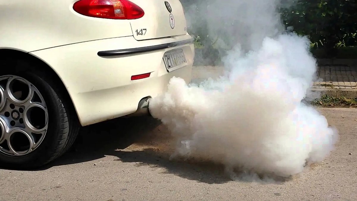 Revisión del humo por el escape de un carro usado con motor turbo durante el peritaje